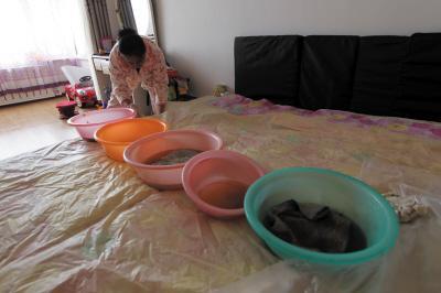邻水楼上漏水，住户失联，小区没物管，业主维权难！律师来支招……
